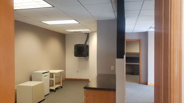 1,422 SF
